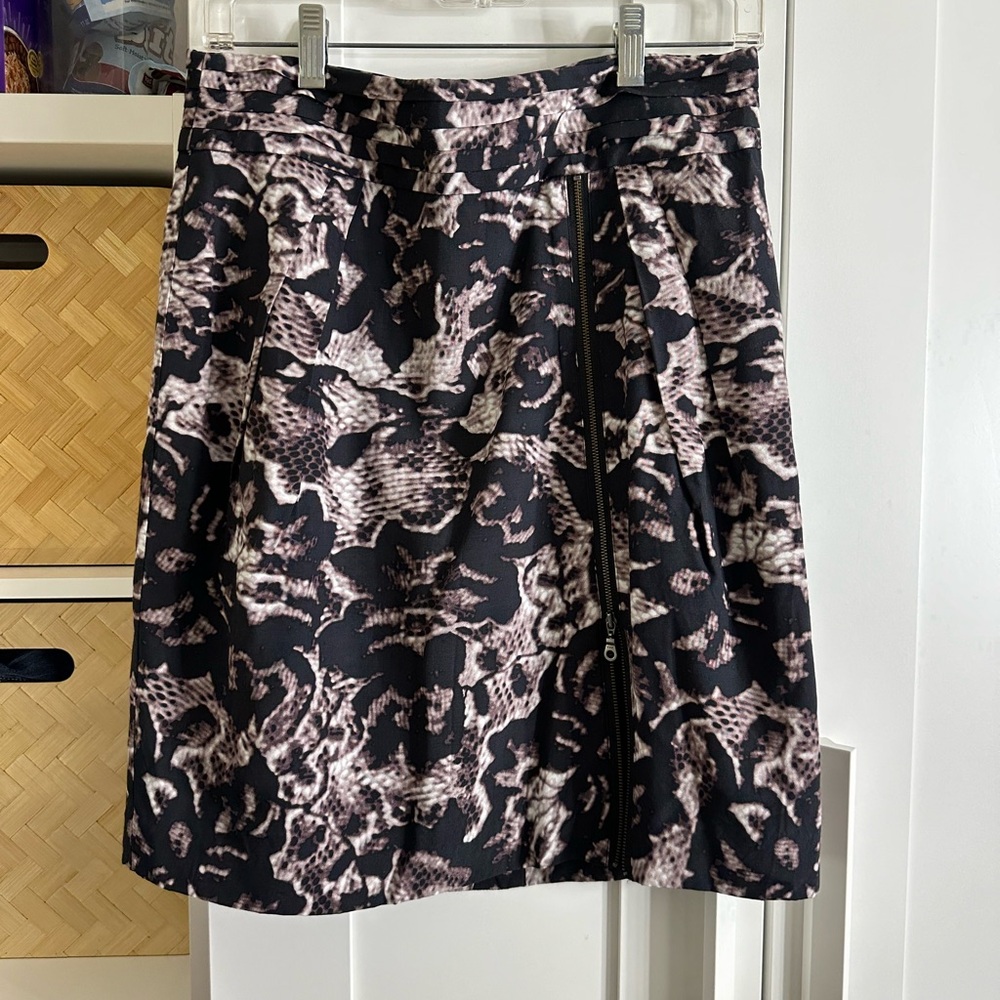 Banana republic skirt 10 black/ creams